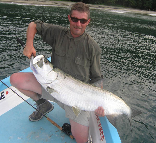 Auch halbstarke Tarpon sind würdige Gegner beim Fliegenfischen